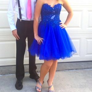 Beautiful dress size 0.  Worn twice and in great condition.